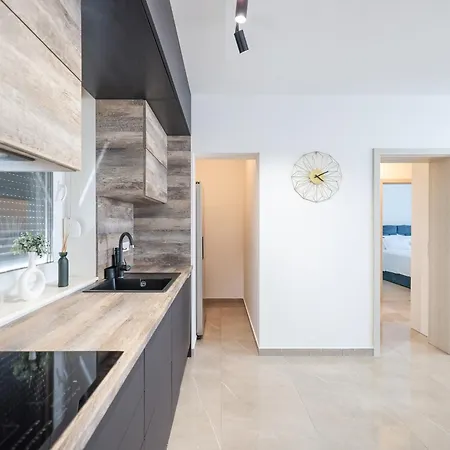 White Hill Apartment *